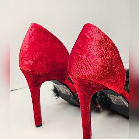 Coquette red velvet heels with gray faux fur - Picture 8 of 11